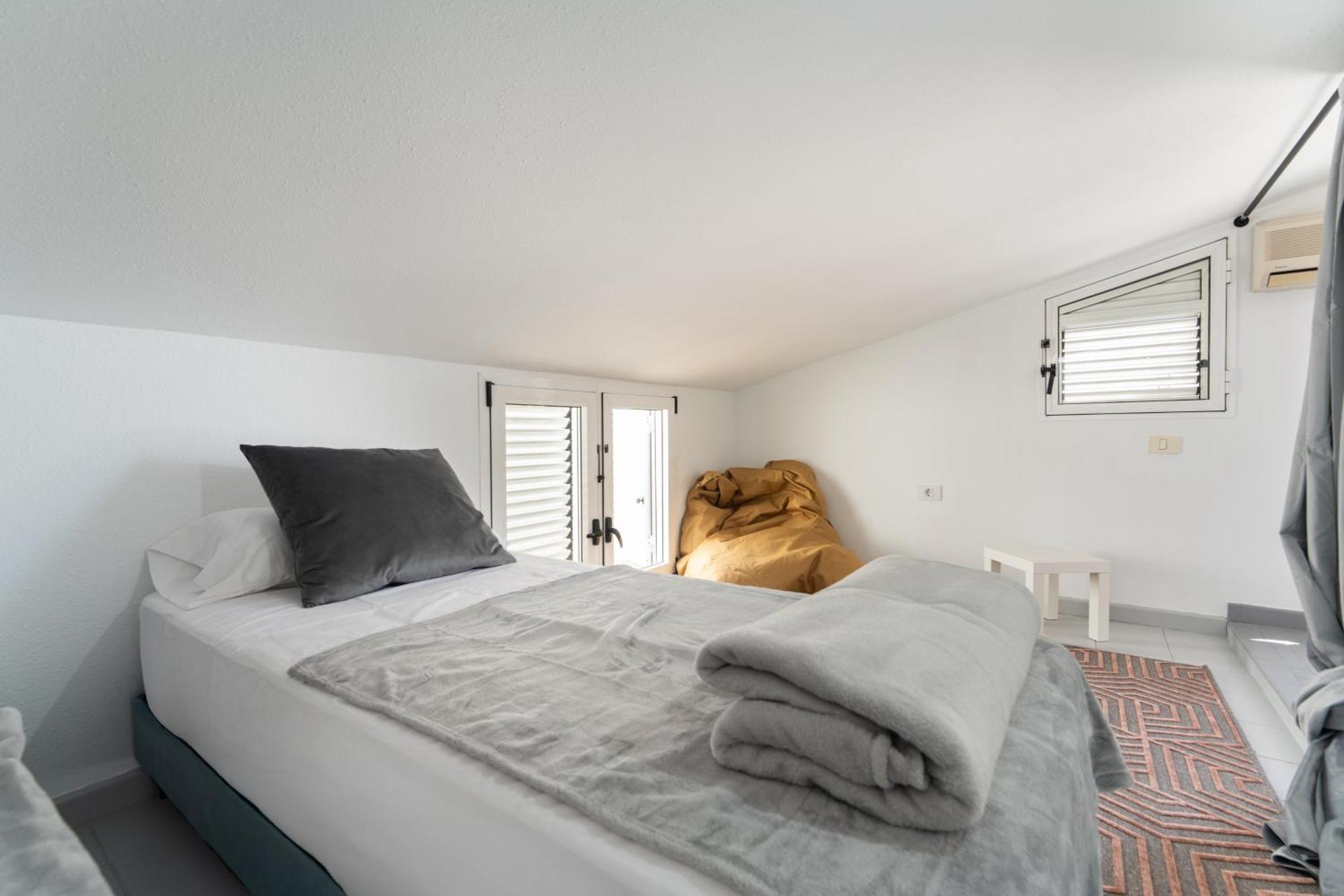 Rooftop Jaccuzi - Pool - Fitness Area - Free Wifi - Air Conditioner - Pool - Modern & Comfortable - Sunnygolf Bungalow *