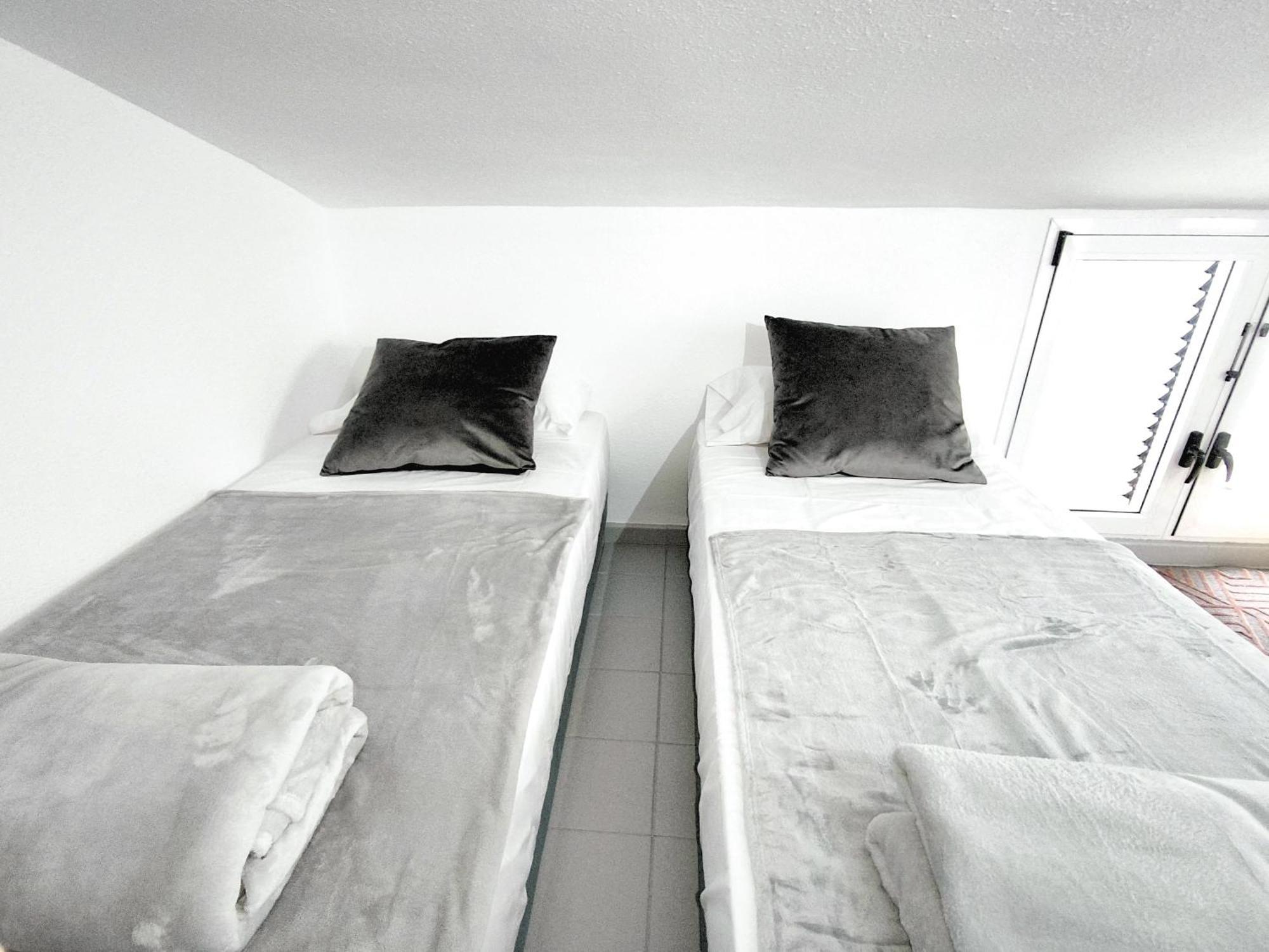Rooftop Jaccuzi - Pool - Fitness Area - Free Wifi - Air Conditioner - Pool - Modern & Comfortable - Sunnygolf Bungalow Semesterbostad *