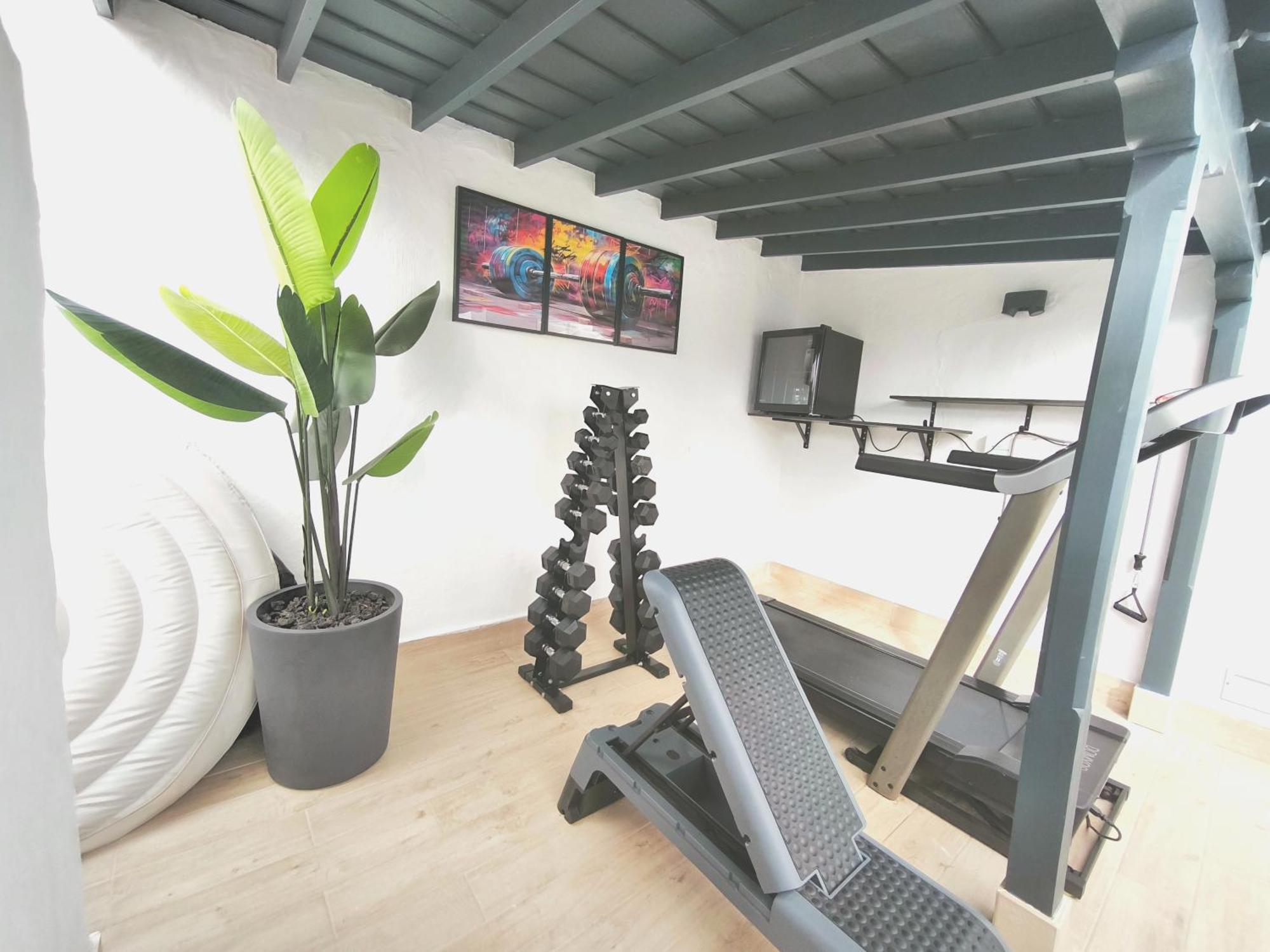 Semesterbostad Rooftop Jaccuzi - Pool - Fitness Area - Free Wifi - Air Conditioner - Pool - Modern & Comfortable - Sunnygolf Bungalow *