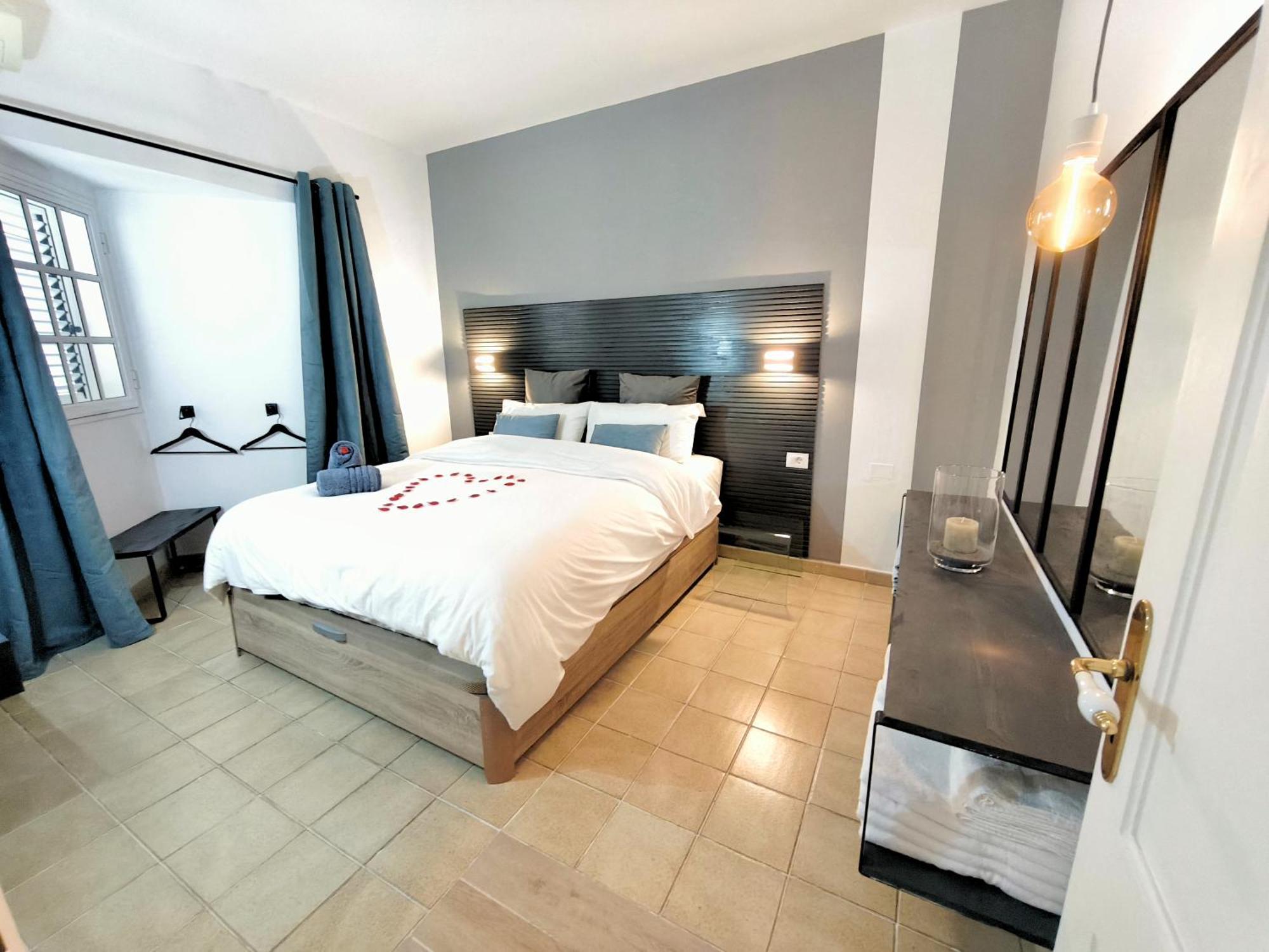 Semesterbostad Rooftop Jaccuzi - Pool - Fitness Area - Free Wifi - Air Conditioner - Pool - Modern & Comfortable - Sunnygolf Bungalow *