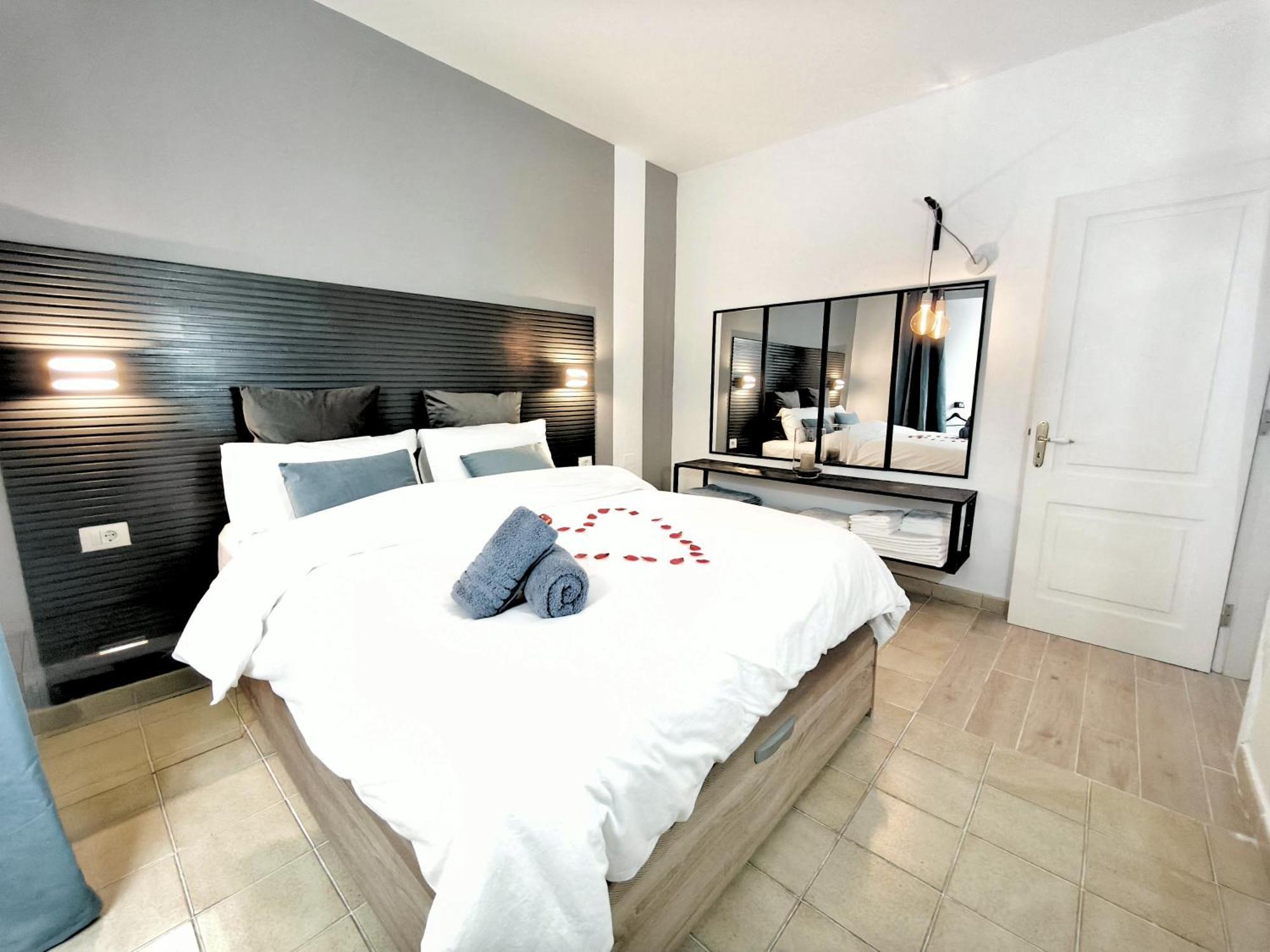 Semesterbostad Rooftop Jaccuzi - Pool - Fitness Area - Free Wifi - Air Conditioner - Pool - Modern & Comfortable - Sunnygolf Bungalow *
