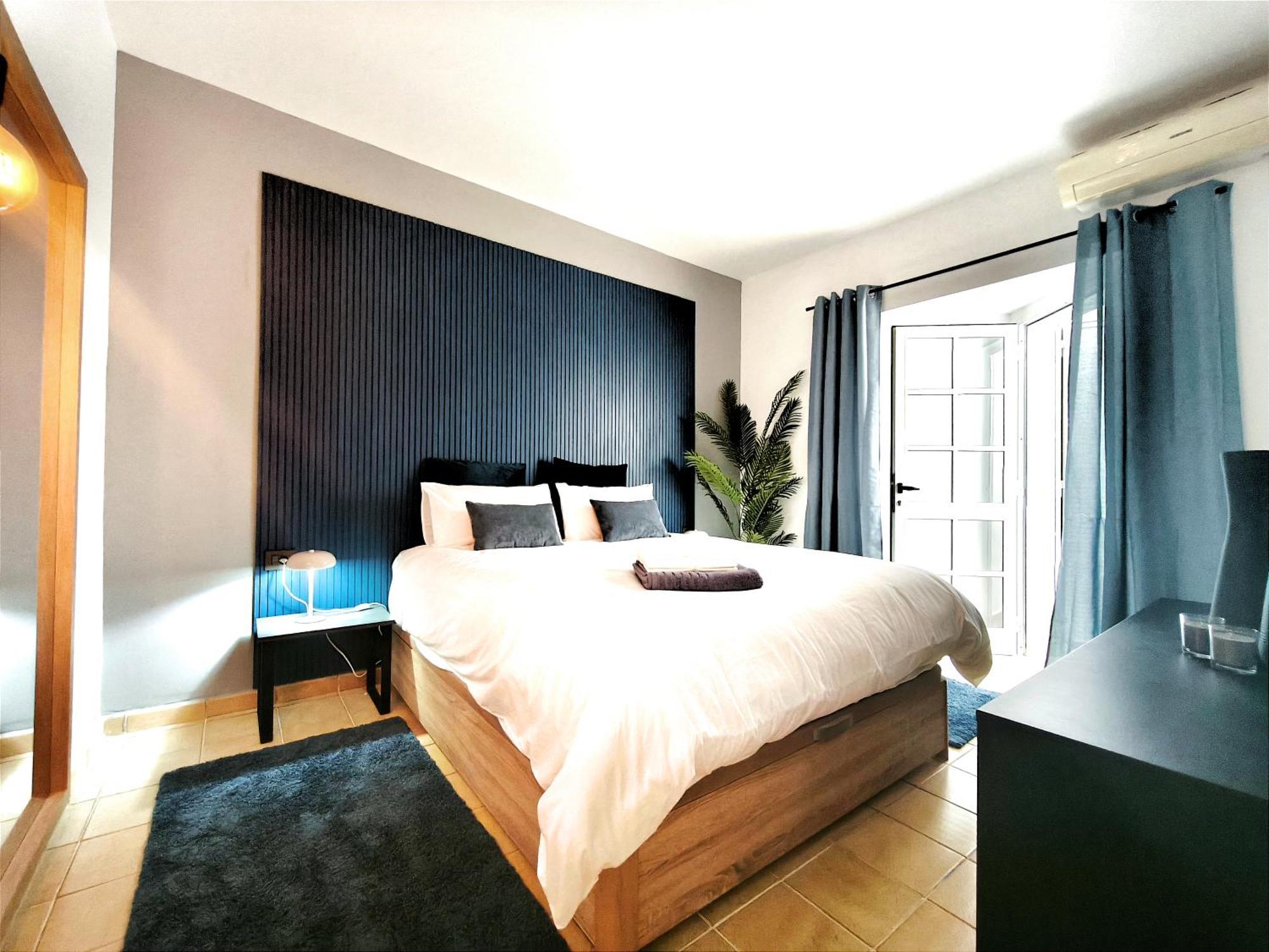 Rooftop Jaccuzi - Pool - Fitness Area - Free Wifi - Air Conditioner - Pool - Modern & Comfortable - Sunnygolf Bungalow Semesterbostad