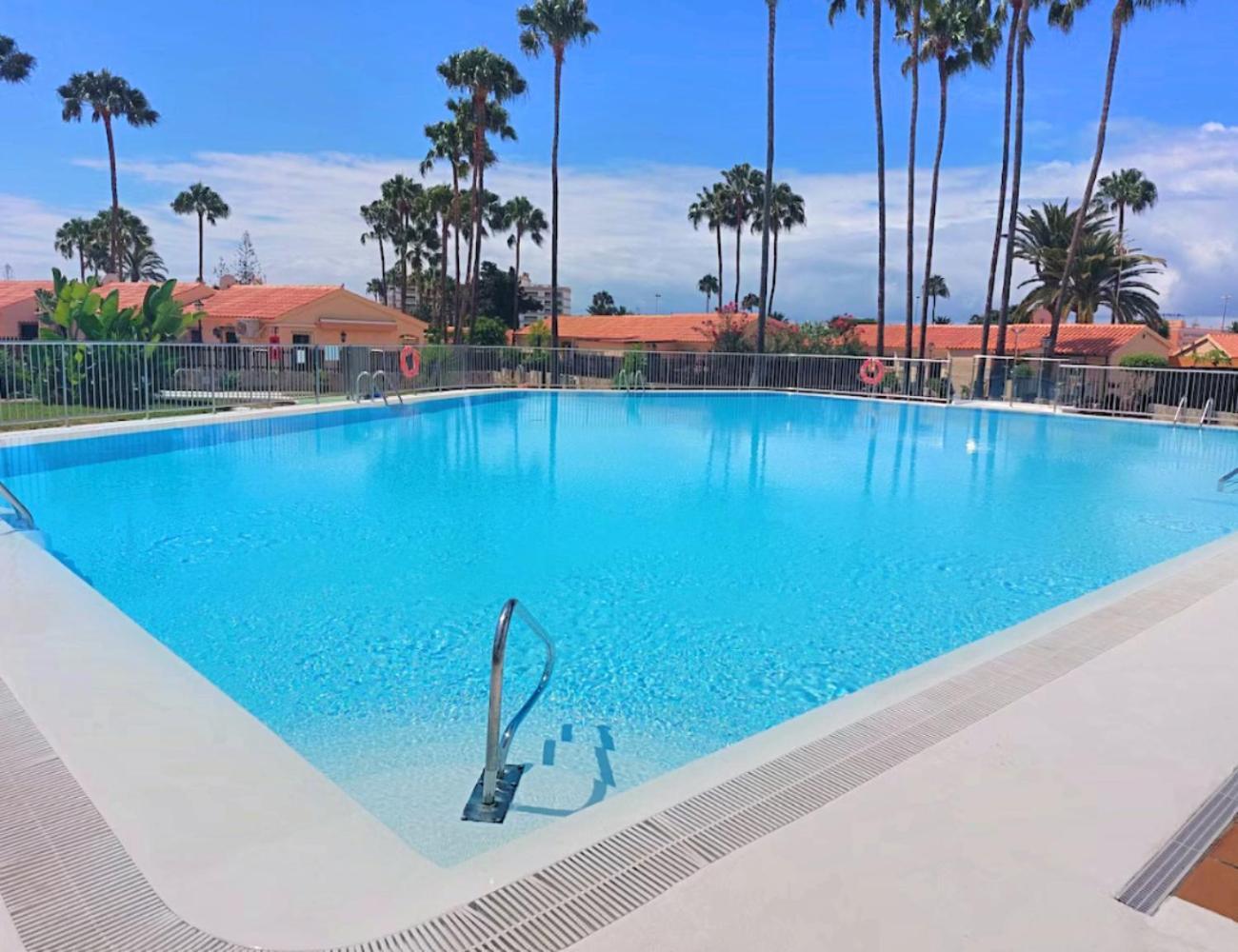 Semesterbostad Rooftop Jaccuzi - Pool - Fitness Area - Free Wifi - Air Conditioner - Pool - Modern & Comfortable - Sunnygolf Bungalow *