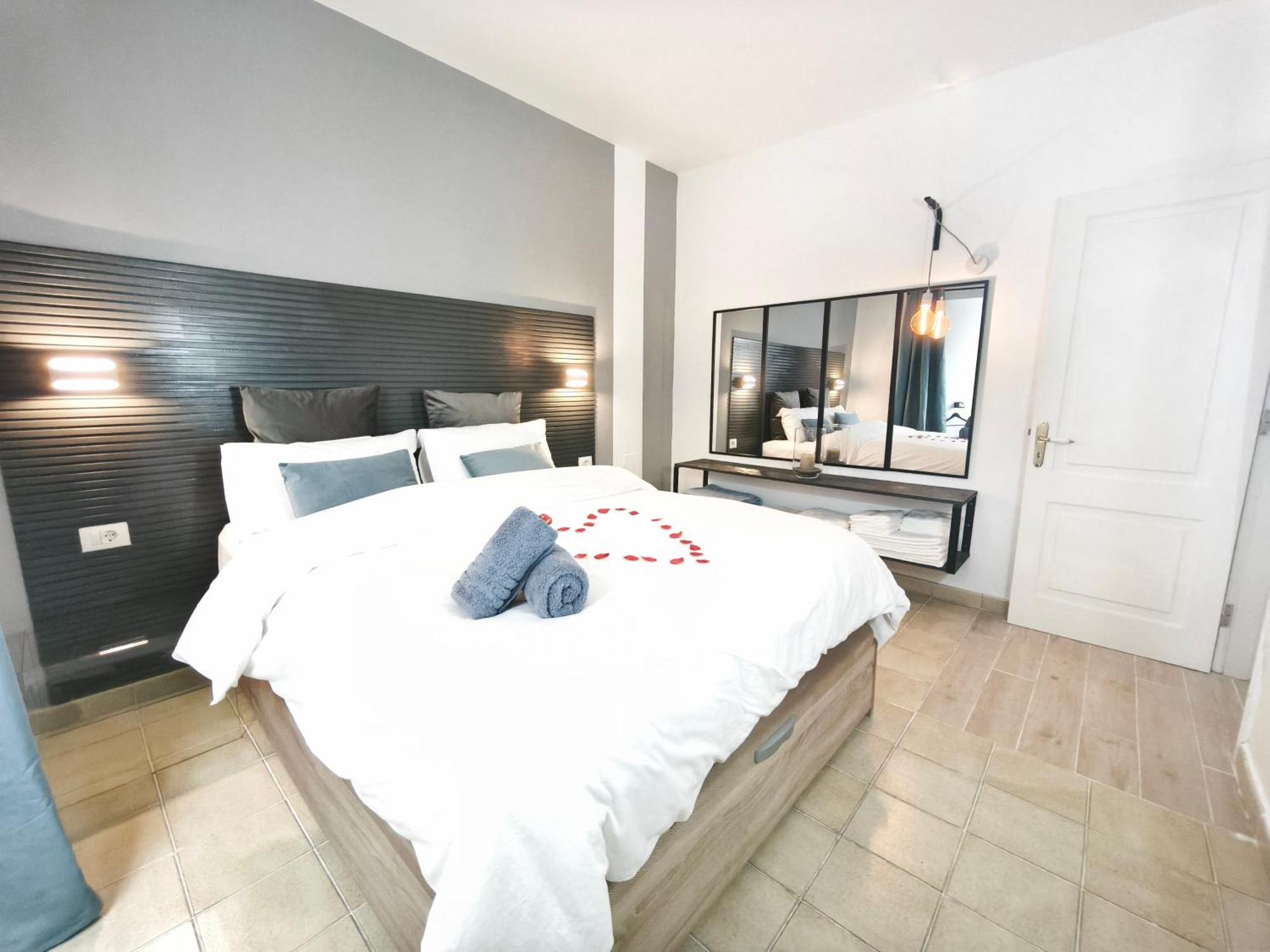 Semesterbostad Rooftop Jaccuzi - Pool - Fitness Area - Free Wifi - Air Conditioner - Pool - Modern & Comfortable - Sunnygolf Bungalow *