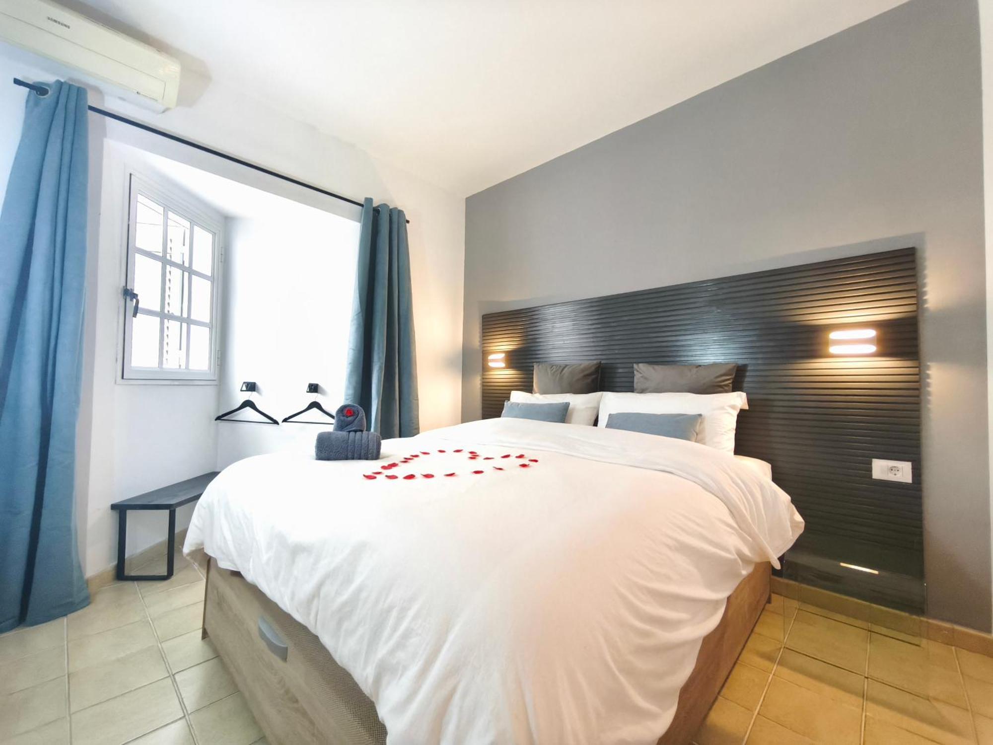 Semesterbostad Rooftop Jaccuzi - Pool - Fitness Area - Free Wifi - Air Conditioner - Pool - Modern & Comfortable - Sunnygolf Bungalow *