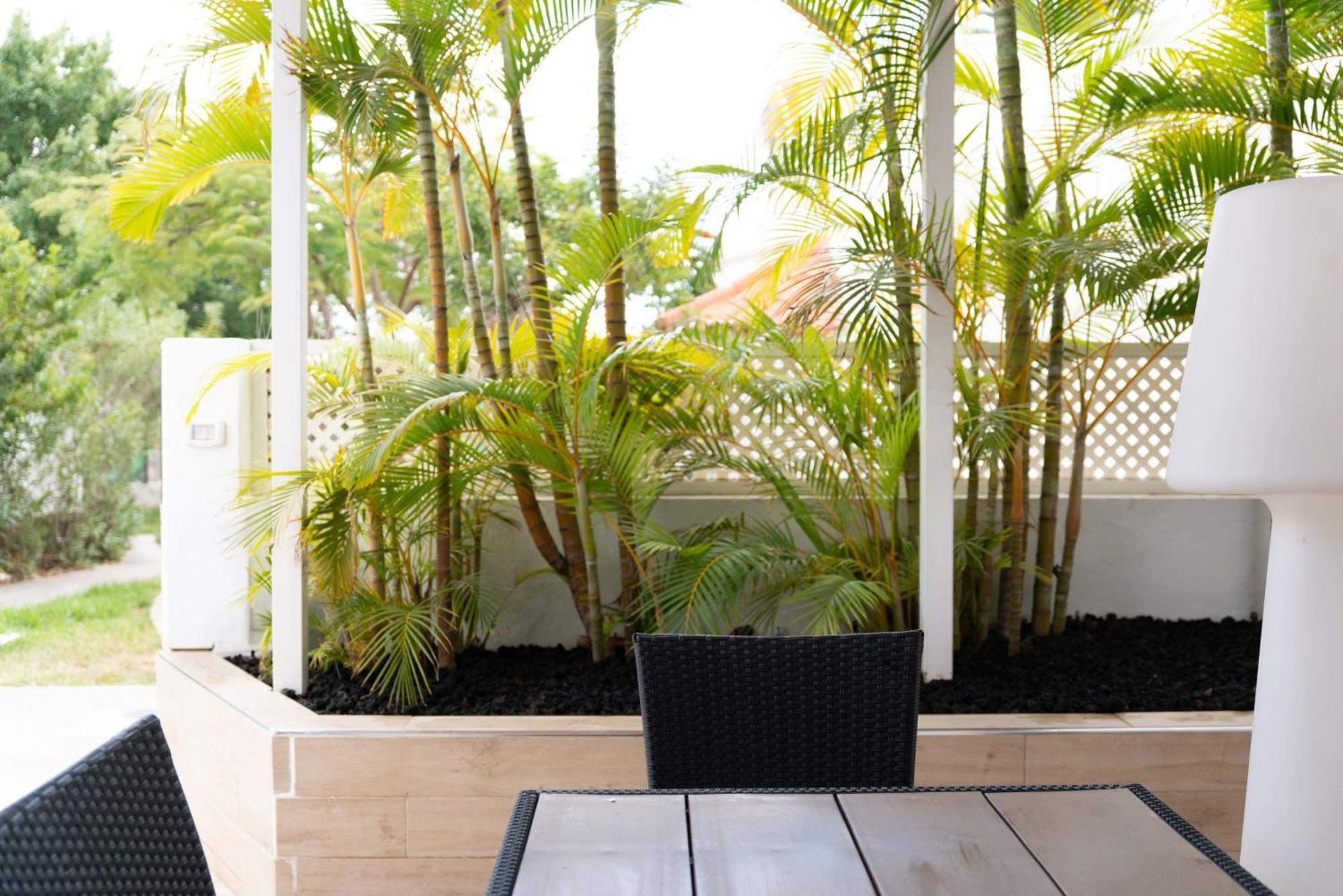 Rooftop Jaccuzi - Pool - Fitness Area - Free Wifi - Air Conditioner - Pool - Modern & Comfortable - Sunnygolf Bungalow Semesterbostad Maspalomas (Gran Canaria)