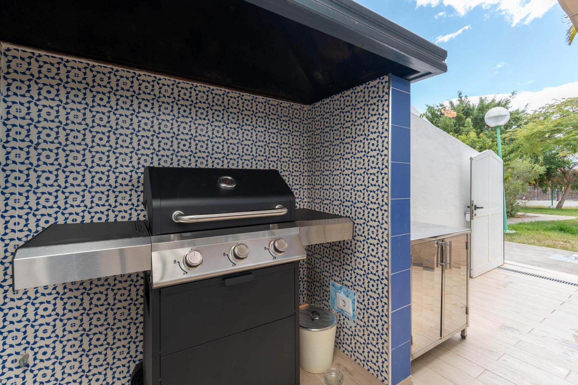 Rooftop Jaccuzi - Pool - Fitness Area - Free Wifi - Air Conditioner - Pool - Modern & Comfortable - Sunnygolf Bungalow Semesterbostad